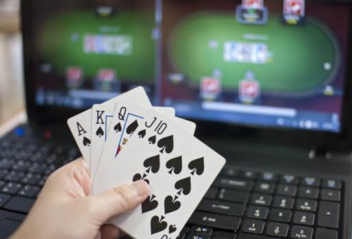Manfaat Bermain Judi Poker Online Uang Asli